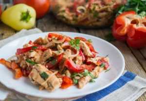 Подавать горячим с любимым гарниром, овощами и зеленью